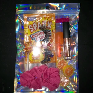 Stor goodiebag  - En stor goodiebag som innehåller lösögonfransar, scrunchie, poprocks, glitter, liquid eyeshadow, highlighter och lite godis💖 99kr plus frakt✨ prefekt som present till dina vänner💕