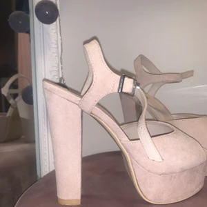Klackskor från Nelly - Ett par helt oanvända klackskor från Nellys egna märke, endast testade några gånger inomhus! Superfina skor men har ingen användning för dom. Klacken är cirka 15 cm hög.