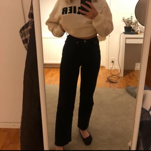 LEVIS JEANS - Raka levis jeans i stretch material, modellen straight rib cage! så dem sitter jätteskönt, aldrig använda och köpta för två månader sedan för 1250kr! Storlek W24 L27 