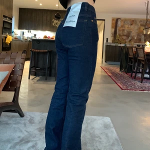 Acne jeans strl:26/32 - Jättefina helt nya acne jeans strl:26/32. Mörkblåa. Har lappar och allt kvar då jag tyvärr inte kunde ha dem.    Priset kan diskuteras!