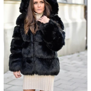 Faux fur jacket  - Tänkte göra en intressekoll på en jacka jag köpte i början av detta året.  Jackan kommer ifrån Borninstockholm och ligger på nypris 1645kr. Jackan är något tajt så skulle uppskatta jackan som en M-L. Pälsen är helt otroligt fin!!