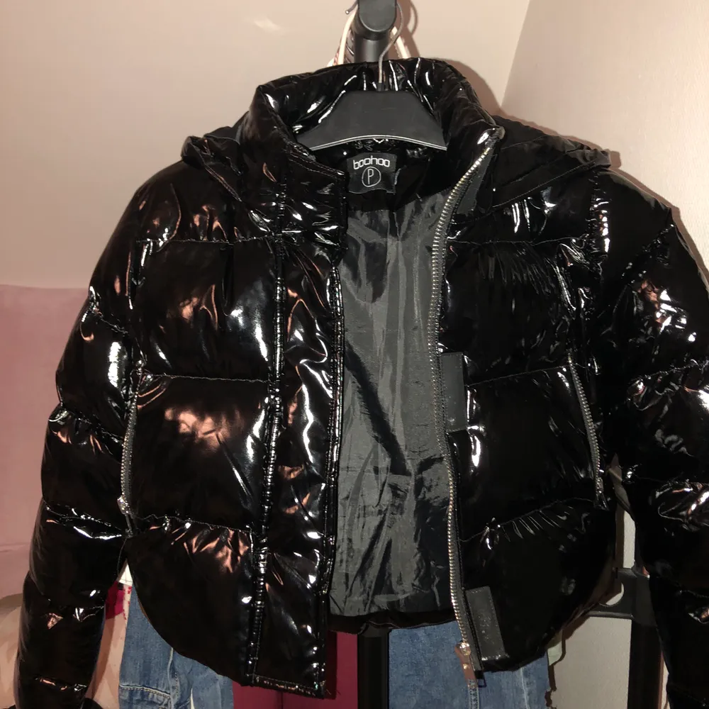 Jag säljer min jacka från Boohoo, knappt använd eftersom att den var för liten för mig . Ny pris 500kr ( Köparen står för frakt)😊. Jackor.
