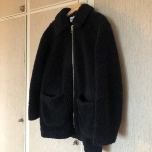 Fleecejacka weekday - Oversized fleecejacka från weekday i mörkblå. Använd två säsonger men i fint skick. Säljs pga blivit för stor.