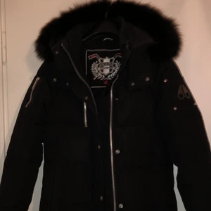 MOOSE KNUCKLES JACKA STRL S - Helt ny moose knuckles jacka, säljes pga för liten storlek. Äkthetsintyg följer med och även moose knuckles fodralet och alla etiketter. Använd 1 gång, strl S. 6000kr