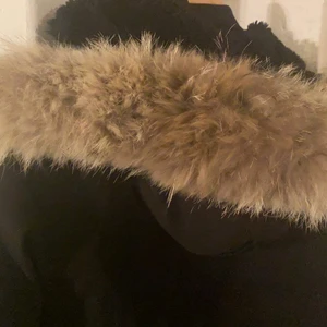 Canada Goose Kensington  - Säljer en fin CanadaGoose Kensington parka i storlek L men passar bäst med M. Fint skick & mer bilder kan skickas vid intresse! 