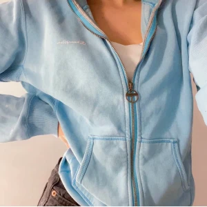 Vintage kofta - Babyblå vintage kofta eller zip up hoode (eller vad man nu kallar det) från Champion!💙 har en pytteliten fläck på armen men det är inget man tänker på ✨Buda i kommentarerna, exklusive frakt✨ budgivningen avslutas på fredag 