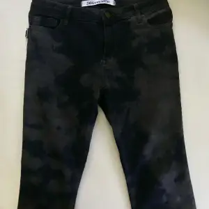 Så fina mörkgråa tie dye jeans från Zadig & voltaire i storlek w25, skriv för fler bilder på dem ☺️