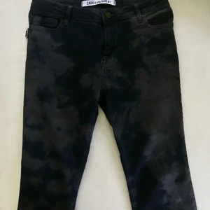 Zadig & Voltaire tie dye jeans - Så fina mörkgråa tie dye jeans från Zadig & voltaire i storlek w25, skriv för fler bilder på dem ☺️