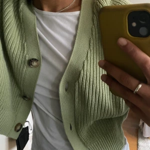 Grön kofta💚 - Fin kofta från monki i en vacker grön färg, den andra bilden gör färgen rättvisa. Säljer då den ej har kommit till användning därav är den i toppen skick.                                    Köparen står för eventuell frakt