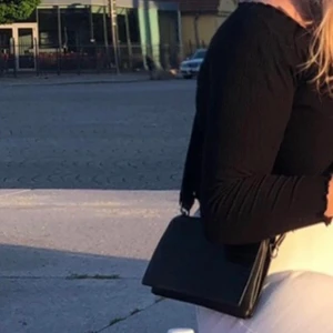 Svart ”ormskinn” väska från carin Wester  - Använd fåtal ggr därav bra skick, köpt förra sommaren 19. Säljer för 160kr