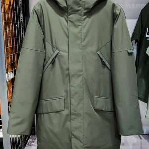 Ny vinterjacka Elvine (Herr, M)  - Ord pris 3199kr. Nu 1300kr. Nyköpt oanvänd vinterparkas från Elvine i storlek M. Prislapp kvar. Jackan online: https://www.elvine.se/sv/product/2889/zane  - Vind & vattentät. - magnetknappar -Fleece-fodrade fickor -Dragsko i midja.  -Thermore vaddering