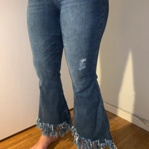 Esprit jeans med fransar  - Coola jeans med fransar längst ner som inte används längre ⭐️⭐️ bara använda några få gånger så de är i väldigt bra skick. Passar nån med w25-26-27 ungefär 🥰🥰 jag är typ 160cm 
