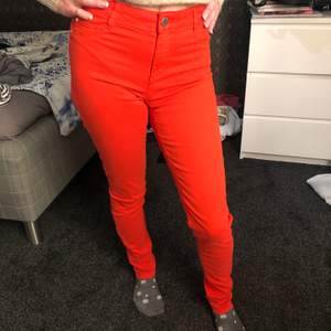 Super coola röda jeans. Oanvända och lapparna sitter kvar.