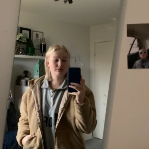 Teddyjacka - En teddyjacka från Hm. Har vanligt vis storlek 38/40 och den sitter oversized på mig då den är köpt i storlek 46. Köpt för längesen men i väldigt gott skick och knappt använd. 