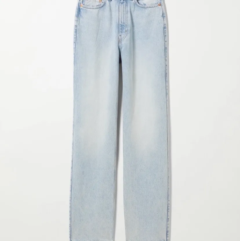 slutsålda rowe jeans från weekday i storlek 24/30, tvätten fresh blue (helt slutsålda på hemsidan) ✨ jättebra skick. Jeans & Byxor.