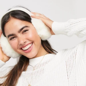 Öronmuffar - Jätte söta vita öronmuffar, köpa på asos. Senaste jag kolla var dom slutsålda. Skirv för mer bilder! Aldrig andvända 