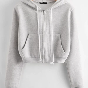 Huvtröja - Säljer eller vill byta en helt ny huvtröja från SHEIN, helt oanvänd och kommer i sin ordinarie påse. Säljer för att den var för liten när den kom. Frakt tillkommer