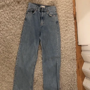 90s full length jeans från Zara - Jeans från Zara, långa ben med rak modell, (går utmärkt att klippa ifall de vore för långa), NYPRIS 400, kan fraktas, frakt ingår ej i priset