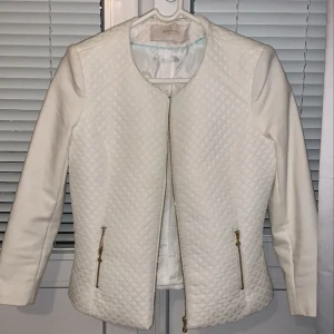 Fin vårjacka - En fin jacka till utekvällar eller liknande. Den är tunn då passar mer till våren/hösten om man har en tjock tröja under. Också använd ett fåtal gånger. Pris ingår i frakten. Pris kan även diskuteras vid snabb affär! 