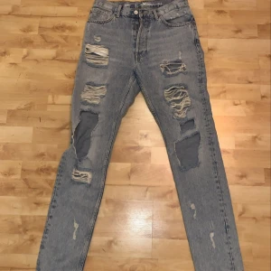 Baggy jeans, S - Tillstånd: Bra skicka Storlek: S  Ungefär 10 cm långa på mig som är 157