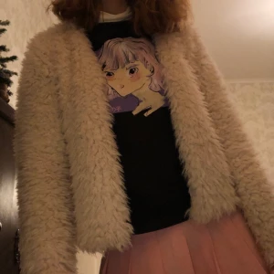 Fluffig jacka  - Jätte söt fluffig jacka/ kofta från Gina tricot. (För sval att ha utomhus dock). Frakt tillkommer tyvär på 66kr eftersom den väger över 250 gram💖