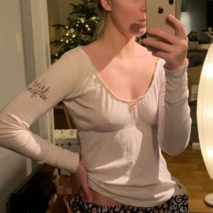 Odd molly tröja - Ljusrosa tröja från oddmolly. Verkligen super söt. Stl 1 motsvarar S men passar större