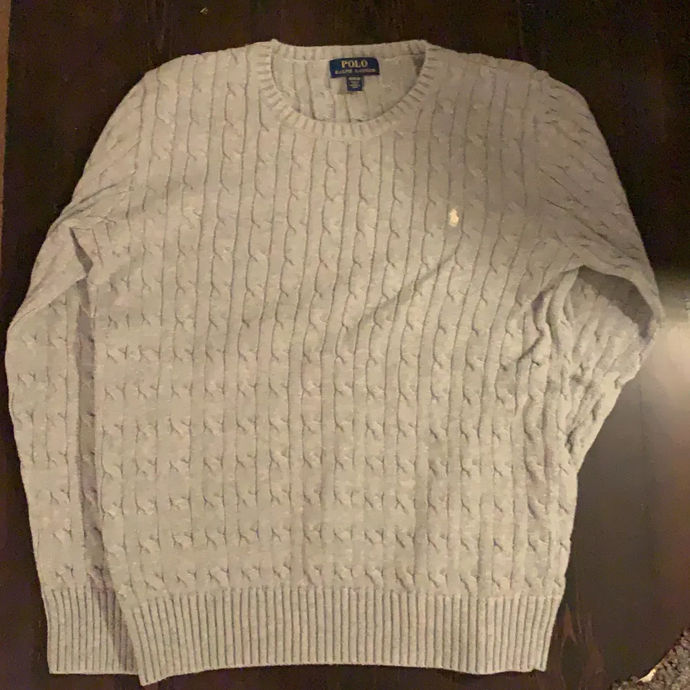 En kabelstickad tröja från polo, barnstorlek XL. Köpt för två år sedan men använt kanske 4 gånger pga alldrig passar i passformen på mig. . Tröjor & Koftor.