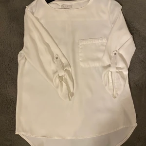 Blusar - Säljer dessa två blusar, båda passar storlek XS/S.🤍