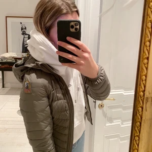 Parajumper Jacka - Säljer min gröna Parajumper Jacka! Säljer den för att den tyvärr är för liten för mig. Jackan är ganska tunn och har även en luva. Den är i superbra skick då jag använt den ett par gånger. Köpare står för frakt❗️