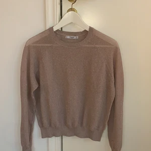 Glittrig tröja  - Ljusrosa glittrig lite genomskinlig tröja från mango, bra skick, storlek L passar mig som brukar ha XS/S