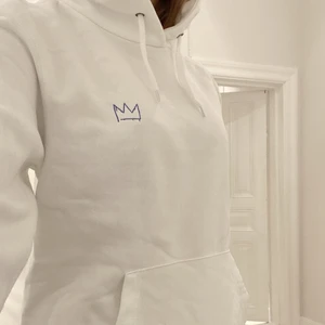 Hov1 hoodie - Hov1 hoodie köpt på deras konsert förra året. Superskönt material, och den passar bra till allt! Hoodien är i superbra skick, har använt den max 2 gånger så den är som ny.