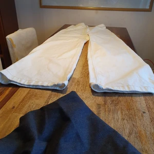 WEEKDAY BUGGY JEANS  - Fin buggy jeans från weekday American style; passar xxs- xs.användade en gång men den var så lite till mig. djur fri och I bra skick. ny pris 700. Köpare står på frakt. Finns flera bilder. 