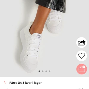 Adidas sneakers  - Helt nya adidas nizza platform i storlek 38. Fick hem dessa för nån dag sedan men de var väldigt små i storleken så jag kan inte ha dem. Skulle säga att de är som ett par 37or. Jag själv har annars alltid 38. Sulan är väldigt mjuk och skön för att vara ett par sneakers. Kan stå för frakten.