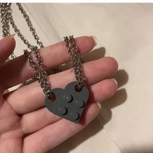 Halsband - ❗️INTRESEKOLL❗️Super fint halsband av lego som ja gjort själv. Har sätt dom här halsbanden över allt på tiktok å dom e så fina!! Säljer nu mitt då ja tyvärr it riktigt får användning för det, om fler e intresserade tänkte jag börja göra flera :)  lägg ditt bud i kommentarerna, om fler e intresserade blir de budgivning. Kom priv för frågor💕
