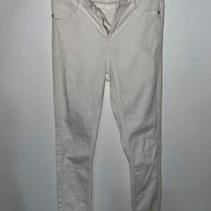Ett par vita tajta jeans från gina tricot. Använda endast EN gång. Storlek S. 