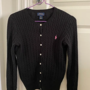 Ralph Lauren kofta strl xs - Säljer en svart kofta från Ralph Lauren i strl xs (xl i barnstorlek). Inköpt på Macys i USA. Använd ett fåtal gånger så ser ut som ny. Har ni några frågor så är det bara att ställa dem! Pris 110 kr+ frakt 66 kr