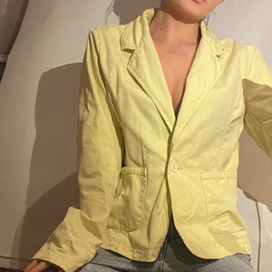 Kavaj - Gul/limegrön kavaj/jacka i jättefint skick i stl L, passar däremot M/S beroende på fit. 