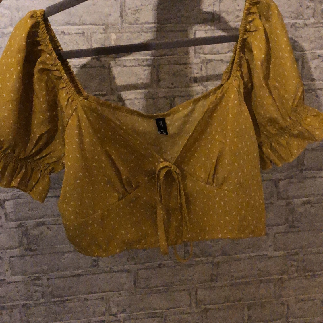 croppad top med mönster 