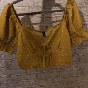 croppad top med mönster  - en super fin croppad top från zaful som jag köpte i somras men som tyvärr inte har kommit till mycket användning! strl S, 60kr (köparen står för frakt) kontakta mig vid intresse eller ev. frågor/fler bilder ❤️