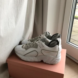 Acne Studios Rockaway - Sneakers från Acne Studios i läder och mocka. Använda men i väldigt fint skick. Köpta på Acne Studios Pilestraede i CPH. Kvitto, låda, dustbags finns. Nypris: 3800:- 