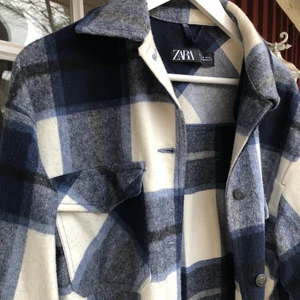 Skjortjacka från Zara storlek 40 - Zara Jacka i blå nästan helt oanvänd då jag har flera liknande jackor. Storlek 40, 150kr