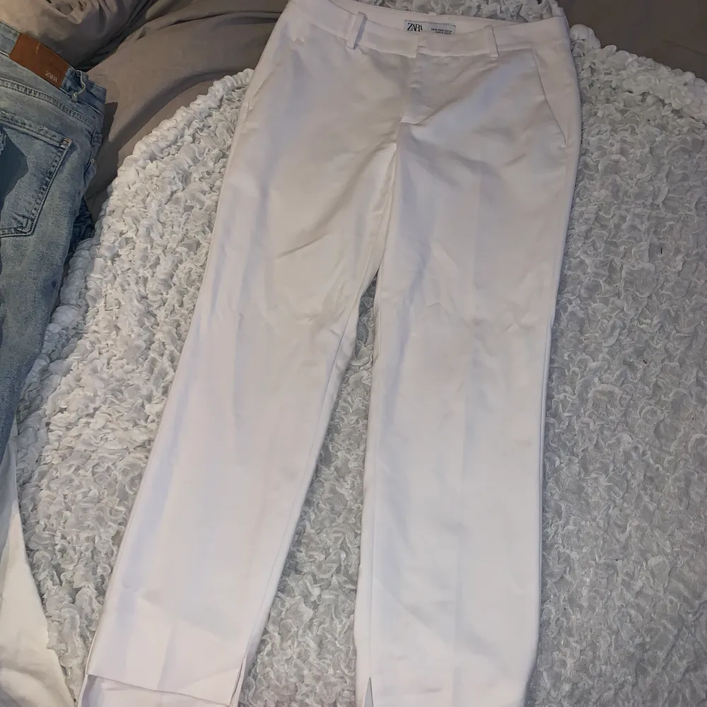 Vita zara kostymbyxor, använda väldigt fåtal gånger. Jättefina och en fin detalj ner till. Storlek 36💓. Jeans & Byxor.