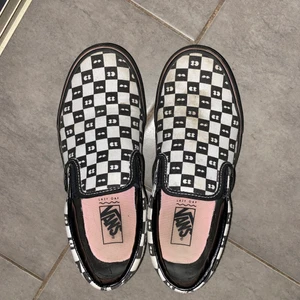 Vans X Lazy Oaf - Rutiga Vans med ansikten i. Samarbete med Lazy oaf. Använda men i gott skick. Storlek 36. Om någon är intresserad kommer jag såklart tvätta dom. 