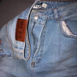 Mom jeans - Skitsnygga jeans med fräsch tvätt! Storlek 42 vart lite mer oversize än vad jag ville, jag har Storlek M! Men satt fortfande bra! Har använts 1-2 ggr! 120kr + enentuell frakt 