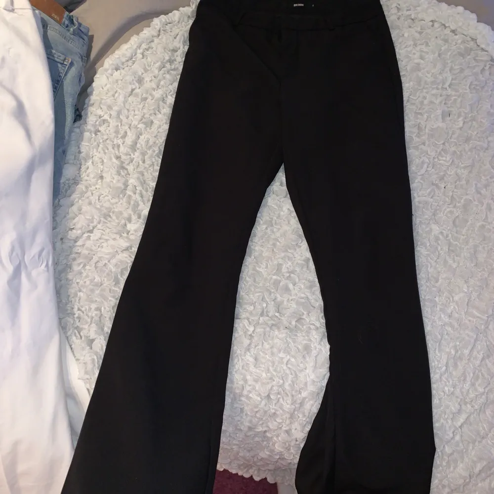Svarta asfina kostymbyxor från bikbok i storlek S💕💕💕. Jeans & Byxor.