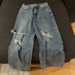 Väldigt vida jeans från bershka med slitningar. Kan ej ta kort med dom på då dom ej passar. Frakt ingår