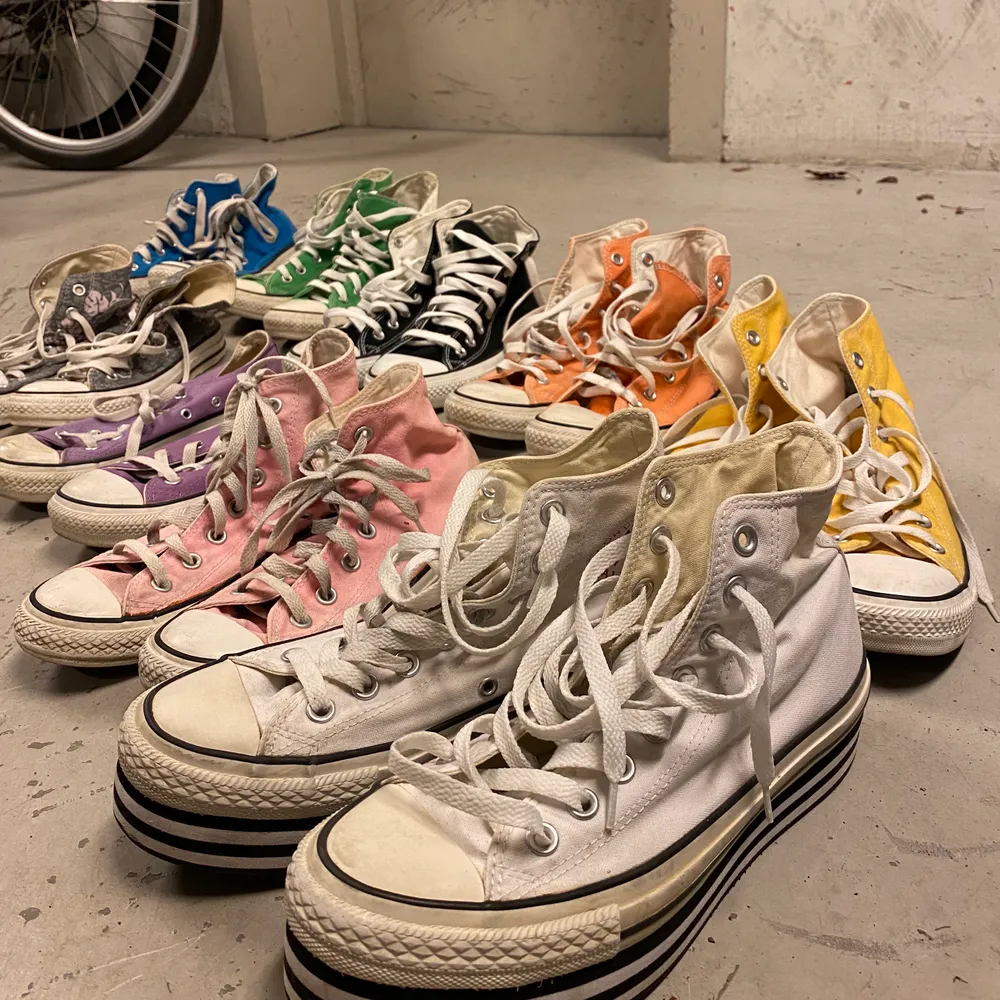 Vita platå converse i storlek 39,5! Går att tvätta av lite grann. Skor.