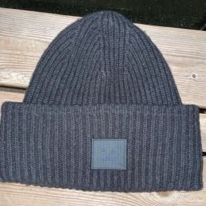 Acne mössa - Acne mössa ny skick. Bara testad. Buda från 600