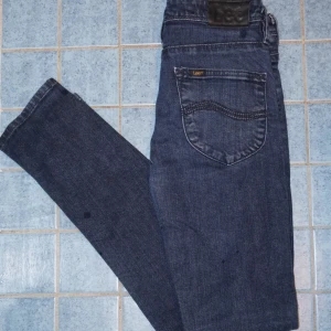 Lee jeans - I fint skick 👖 Den har inte några fläckar, bara två vattenskvätt 😅💧