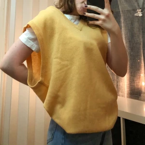 Gul stickad väst - Väldigt fin stickad väst i bra skick. Säljer pga för stor. Jag är storlek xs/s och denna sitter väldigt stort på mig (: 75kr +frakt. Pris kan diskuteras !